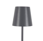 Nahaufnahme einer modernen, grauen Akku-Stehleuchte mit konischem Lampenschirm.