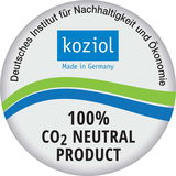 Rundes Siegel mit der Aufschrift '100% CO2 Neutral Product', 'koziol Made in Germany' und 'Deutsches Institut für Nachhaltigkeit und Ökonomie', in einer frontalen Perspektive.