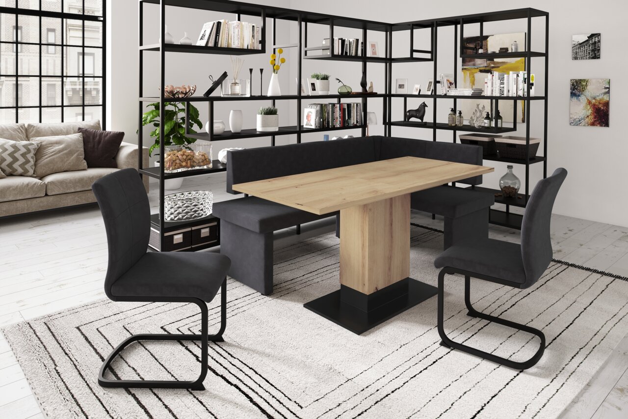 Moderne hoekbank met houten tafel en zwarte gestoffeerde stoelen in een stijlvolle woonkamer, gezien vanaf de zijkant.