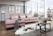 Großes, modernes Ecksofa in Rosa mit Kissen, in einem stilvollen Wohnzimmer mit großen Fenstern und Stadtblick, aus seitlicher Perspektive fotografiert.