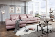 Großes, modernes Ecksofa in Rosa mit Kissen, in einem stilvollen Wohnzimmer mit großen Fenstern und Stadtblick, aus seitlicher Perspektive fotografiert.
