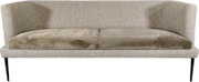 Beiges, modernes 2-Sitzer-Sofa mit gebogener Rückenlehne, strukturierter Bouclé-Optik und zwei Sitzkissen auf schwarzen Metallbeinen, Frontansicht