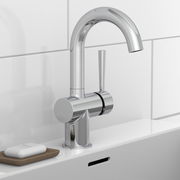 Moderne Waschtischarmatur aus Chrom in seitlicher Perspektive