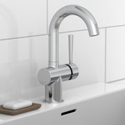 Moderne Waschtischarmatur aus Chrom in seitlicher Perspektive