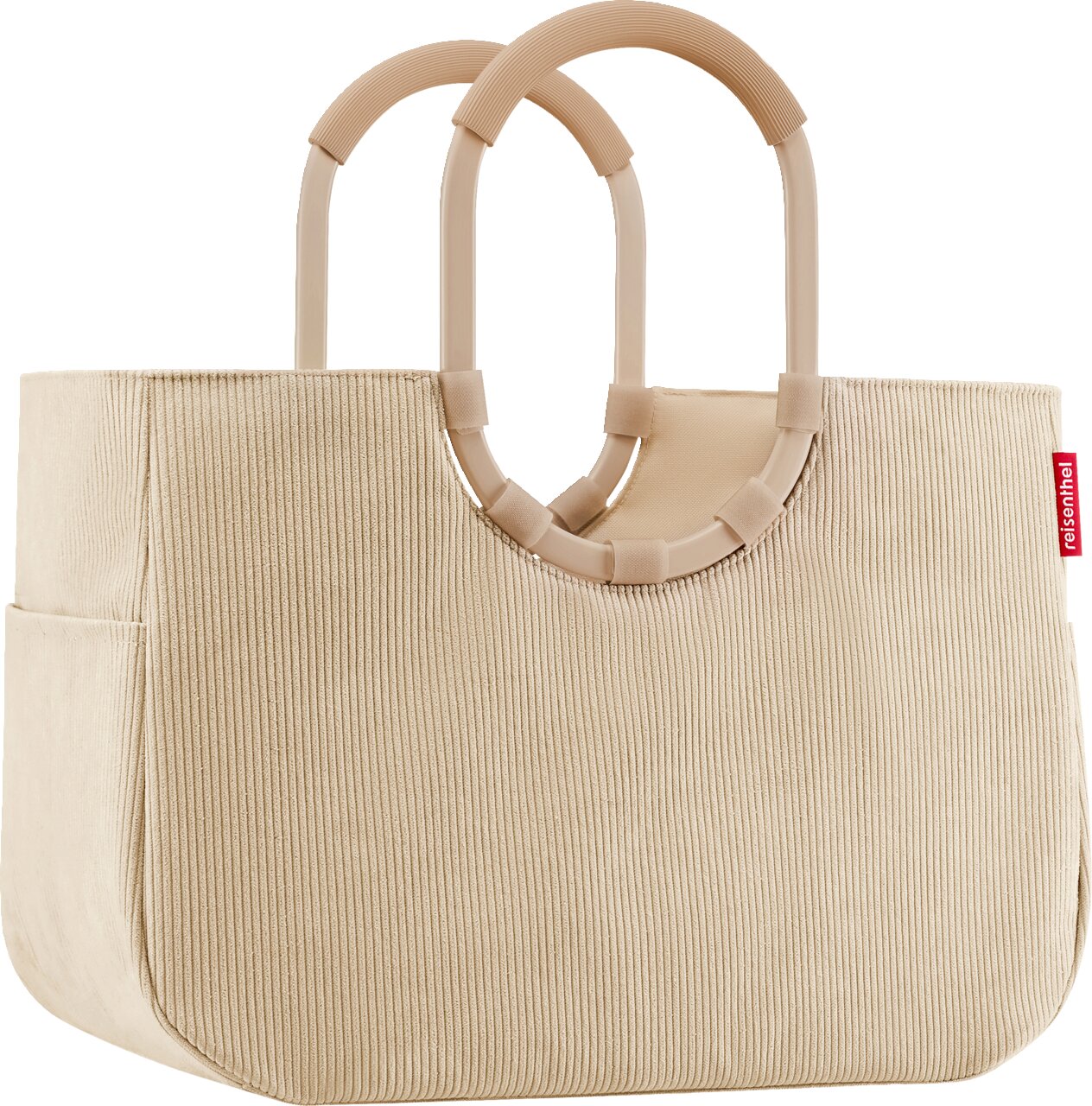 Beige Reisenthel Tragetasche aus geripptem Stoff mit zwei ovalen, gepolsterten Griffen, freigestellt vor weißem Hintergrund, Frontansicht leicht schräg von links.