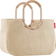 Beige Reisenthel Tragetasche aus geripptem Stoff mit zwei ovalen, gepolsterten Griffen, freigestellt vor weißem Hintergrund, Frontansicht leicht schräg von links.