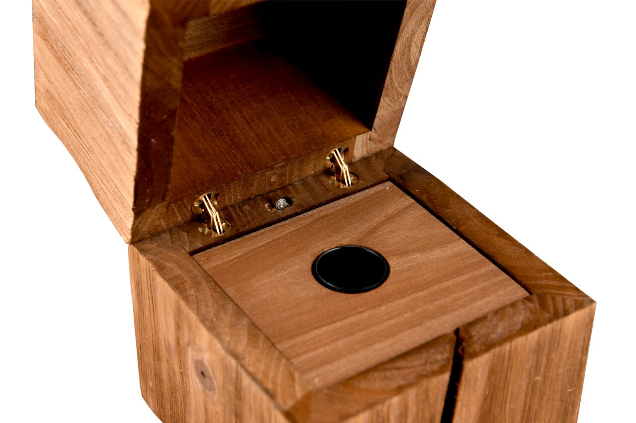 Close-up van een geopende houten kist met scharnieren en een ronde opening, in perspectief van bovenaf gezien.