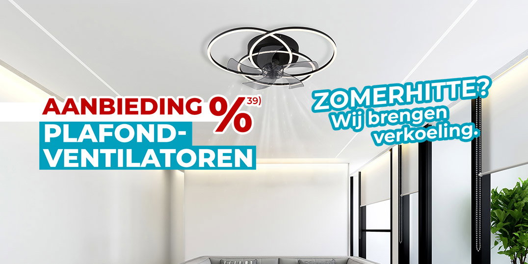 Moderne woonkamer met plafondventilator en promotie voor een zomeraanbieding op plafondventilatoren.