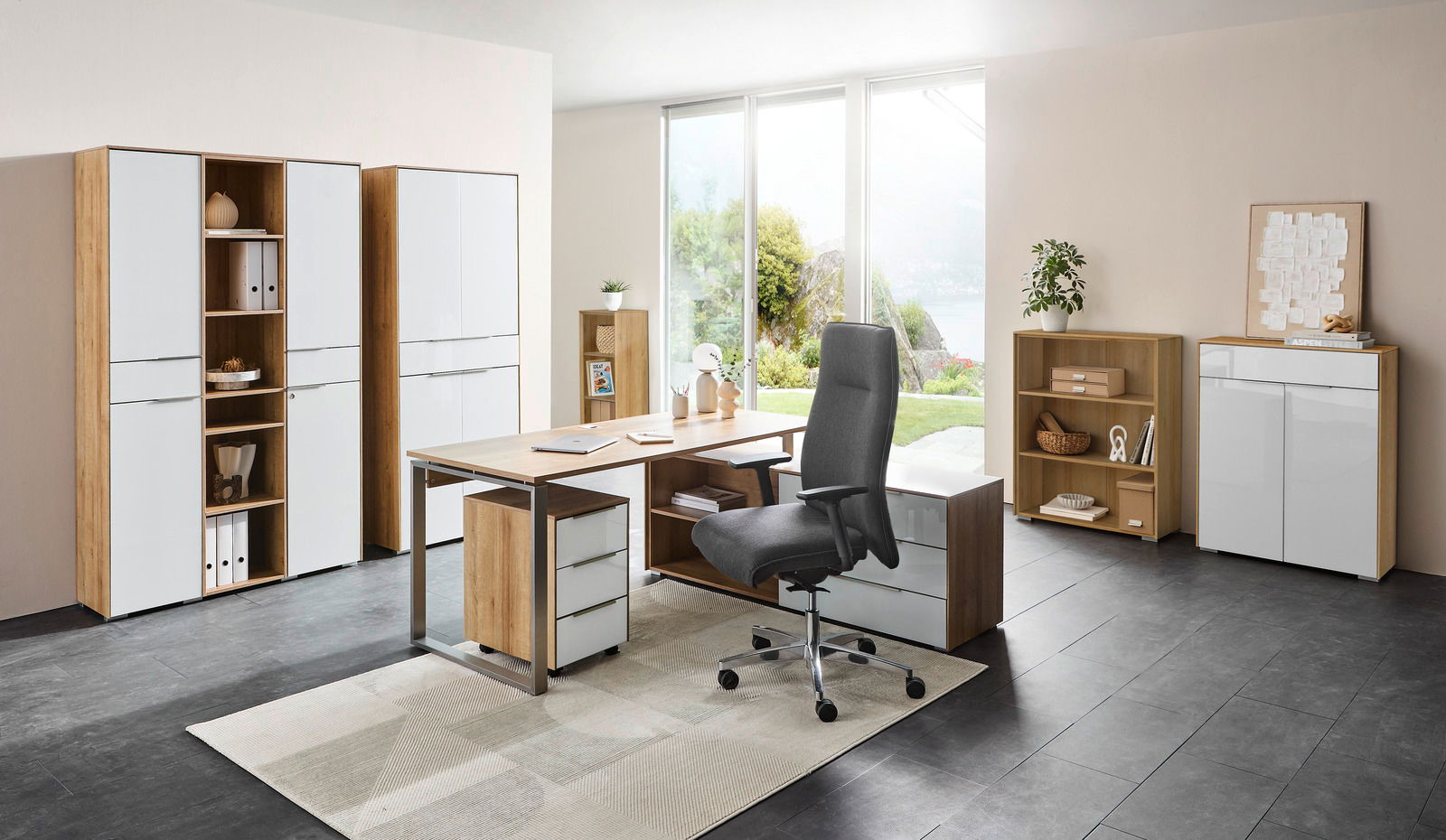 Voleo Aktenschrank 4-türig NEVADA Moderne Büromöbelkombination mit Schreibtisch, Rollcontainer und Aktenschränken in Holzoptik und weißen Fronten, seitliche Perspektive