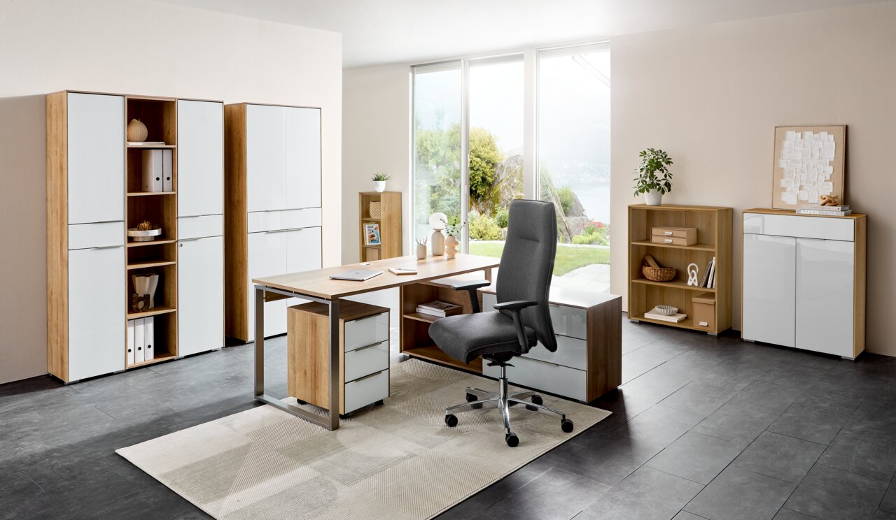 Voleo Aktenschrank 4-türig NEVADA Moderne Büromöbelkombination mit Schreibtisch, Rollcontainer und Aktenschränken in Holzoptik und weißen Fronten, seitliche Perspektive