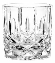Transparentes Kristall-Whiskyglas mit geschliffenem Rautenmuster und Facettenboden, freigestellt auf weißem Hintergrund, Frontalansicht