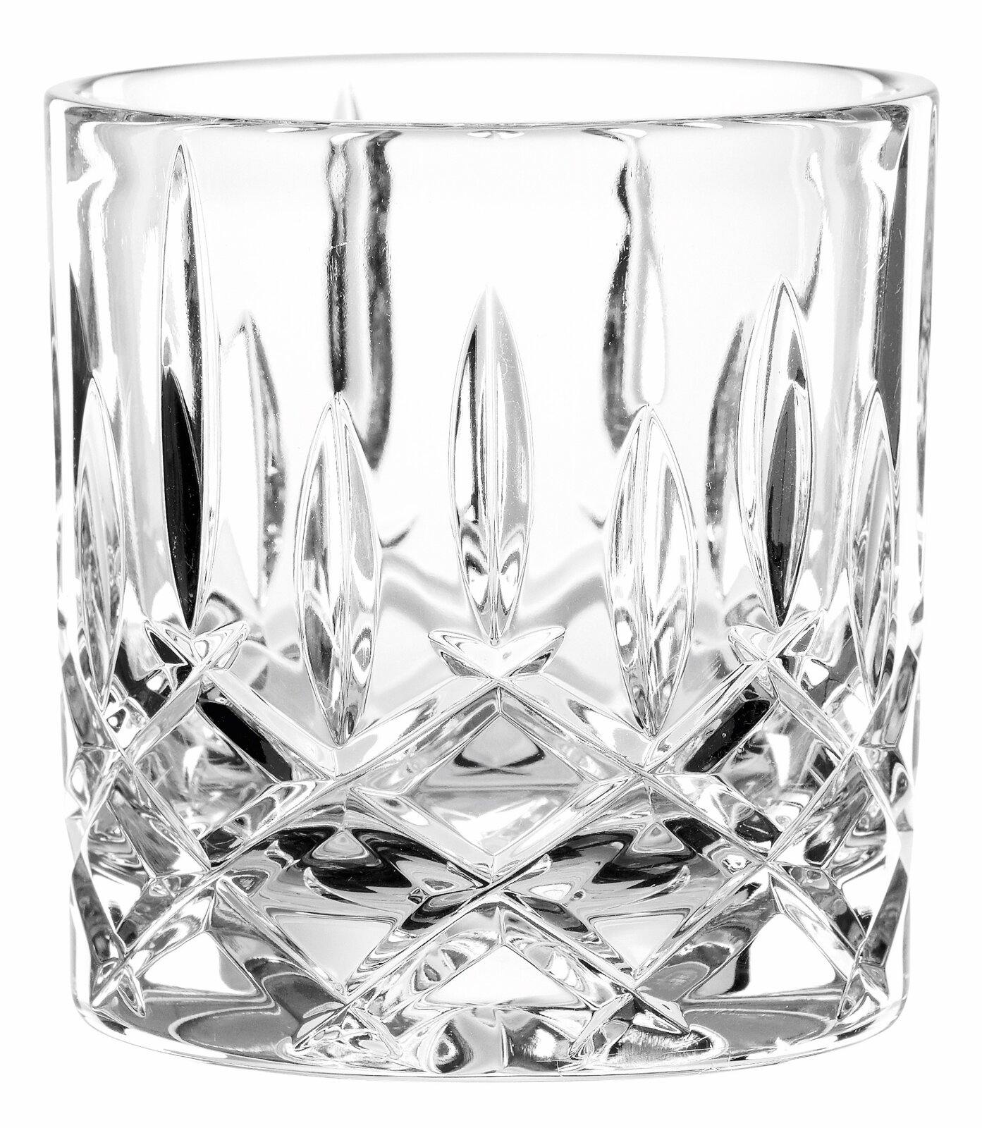 Transparant geslepen kristallen tumbler/whiskyglas met facetpatroon aan de onderzijde, frontale aanzicht op witte achtergrond