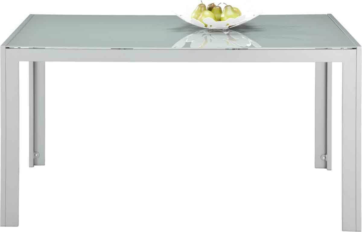 Moderner Gartentisch aus Metall mit Glasplatte, frontal fotografiert, mit einer Schale voller grüner Äpfel als Dekoration.