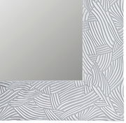 Detailansicht eines Spiegels mit dekorativem, strukturiertem Rahmen in Weiß.