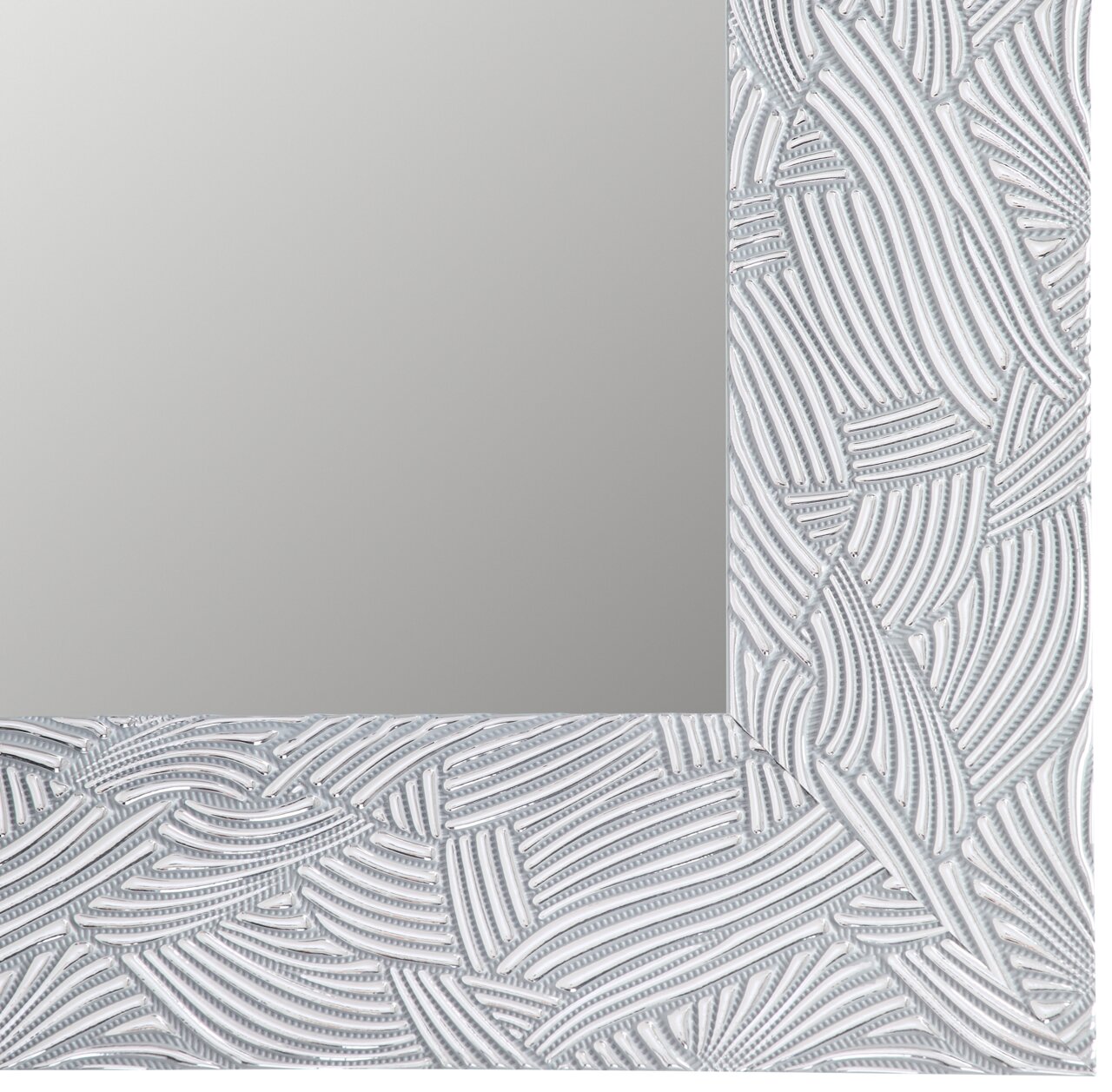 Detailansicht eines Spiegels mit dekorativem, strukturiertem Rahmen in Weiß.