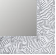 Detailansicht eines Spiegels mit dekorativem, strukturiertem Rahmen in Weiß.