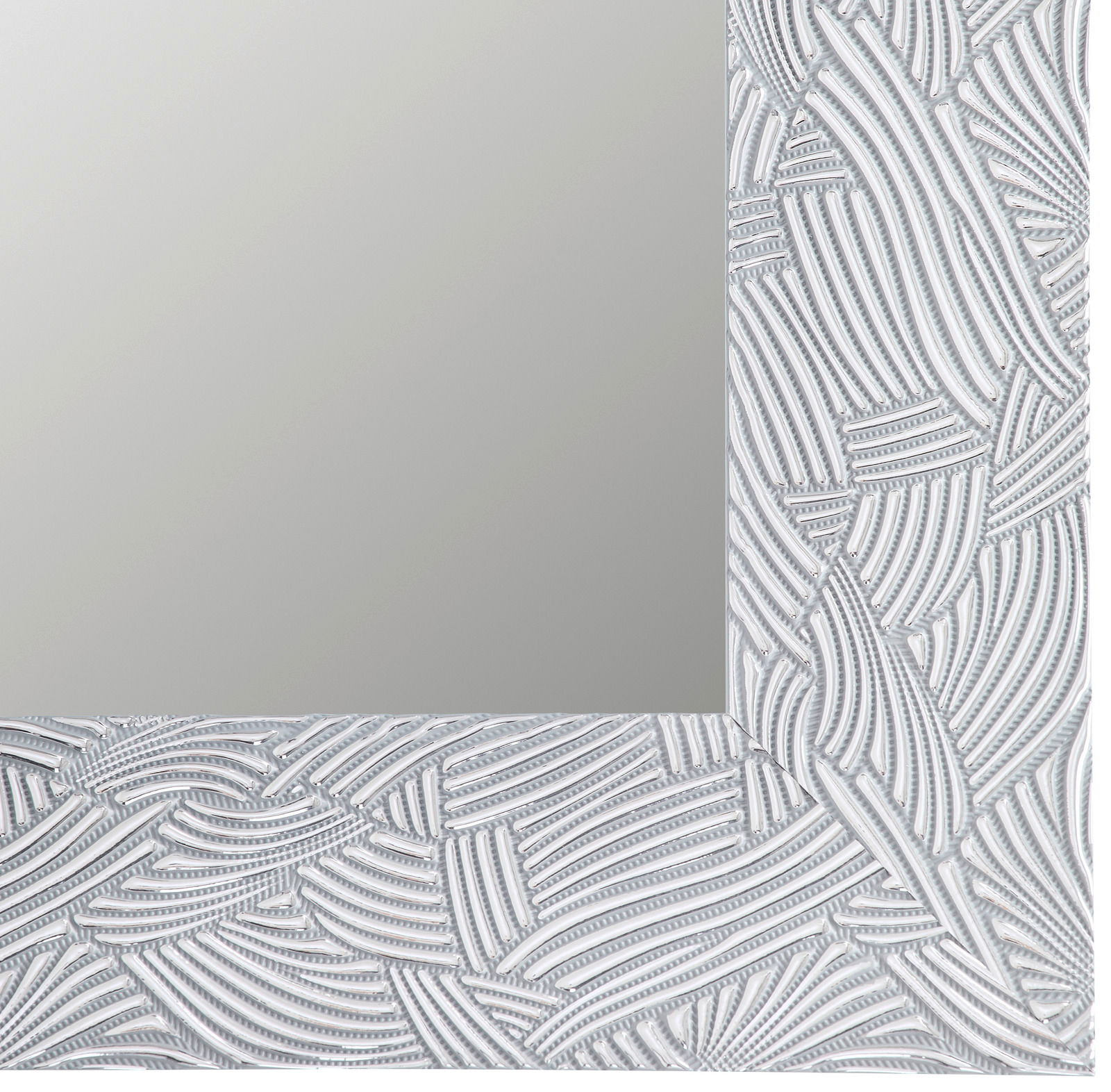 Detailansicht eines Spiegels mit dekorativem, strukturiertem Rahmen in Weiß.