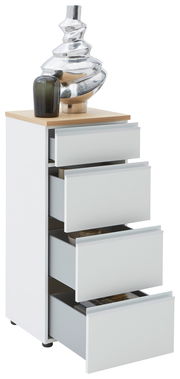 Weiße Schubkastenkommode mit vier offenen Schubladen, darauf eine silberne und eine dunkle Vase, seitliche Perspektive