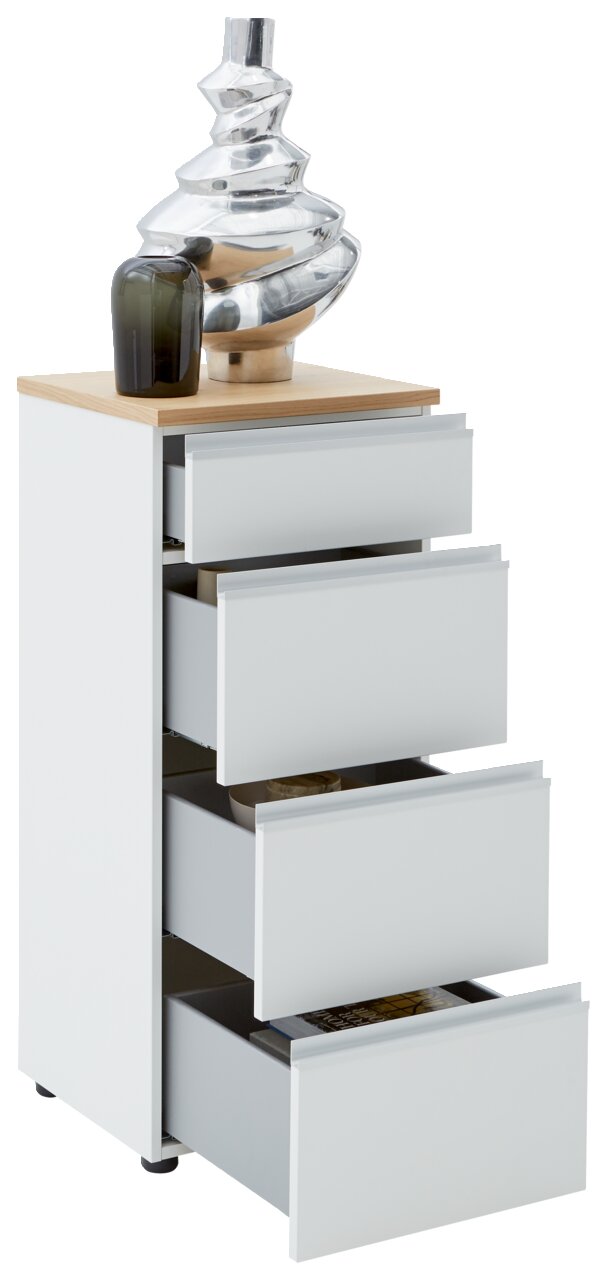 Weiße Schubkastenkommode mit vier offenen Schubladen, darauf eine silberne und eine dunkle Vase, seitliche Perspektive