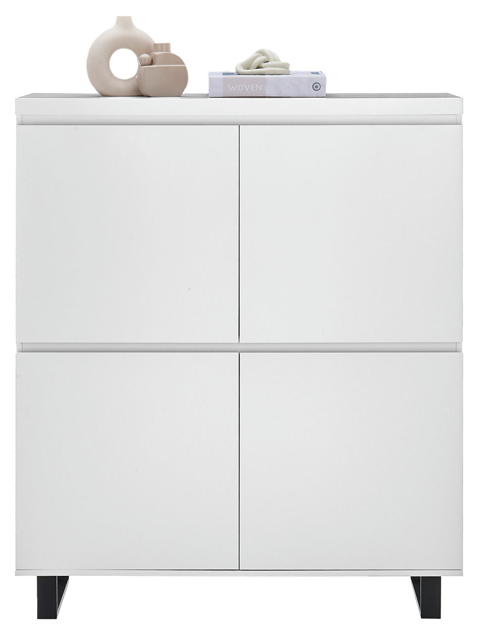 Weißes Highboard mit vier Türen, dekoriert mit modernen Keramikvasen und einem Buch, frontale Ansicht.