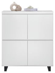 Weißes Highboard mit vier Türen, dekoriert mit modernen Keramikvasen und einem Buch, frontale Ansicht.