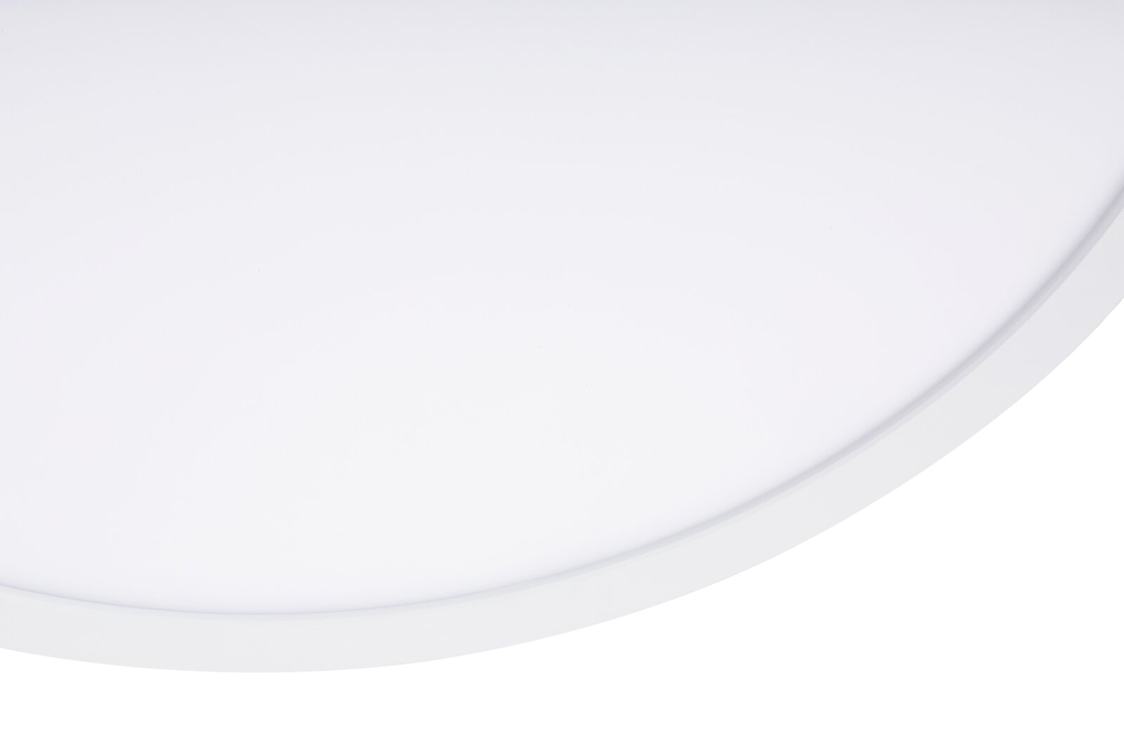 Nahaufnahme einer runden LED-Deckenleuchte aus seitlicher Perspektive