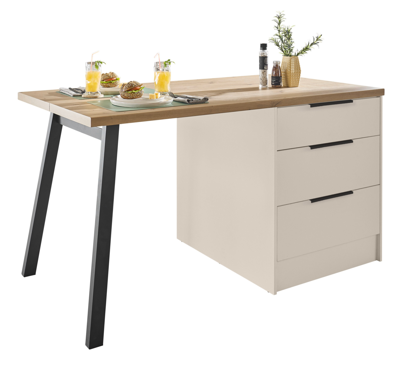 Yourkitchen Kücheninsel MULTAN Moderner Küchentisch mit Holzplatte, schwarzem Metallgestell und weißem Schubladenblock, dekoriert mit Frühstück und Gewürzen, in schräger Frontansicht von links auf weißem Hintergrund