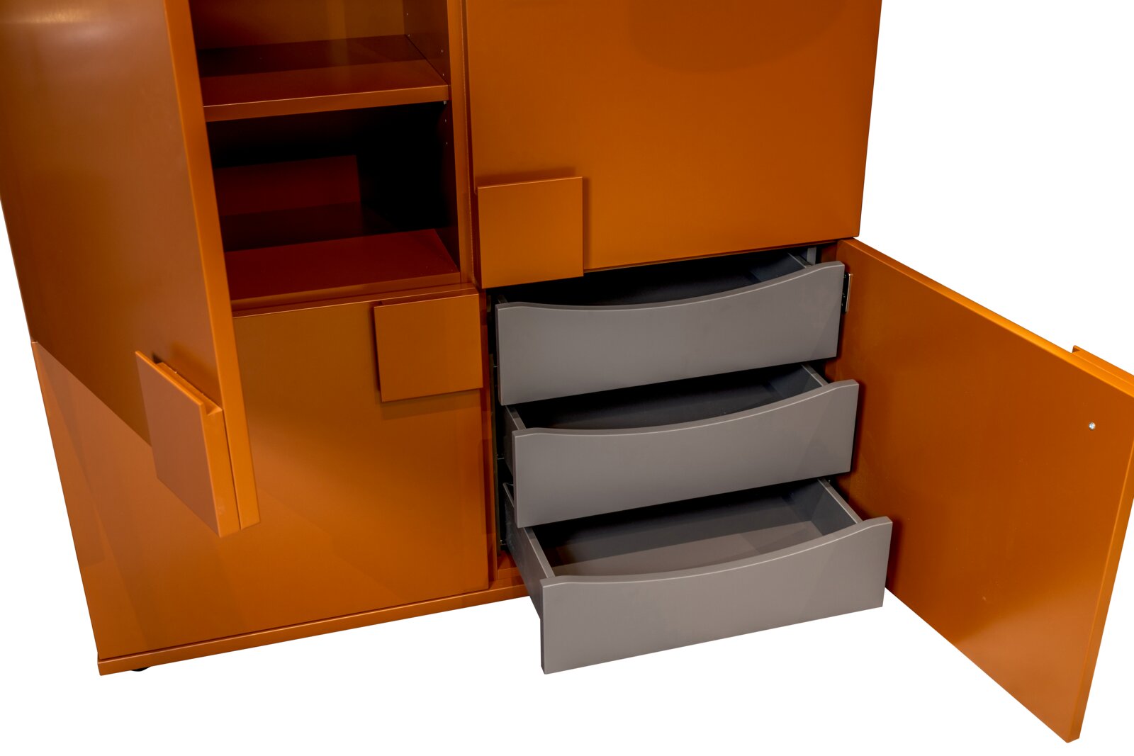 Orangefarbenes Highboard mit offenen Schubladen und Türen, seitliche Perspektive