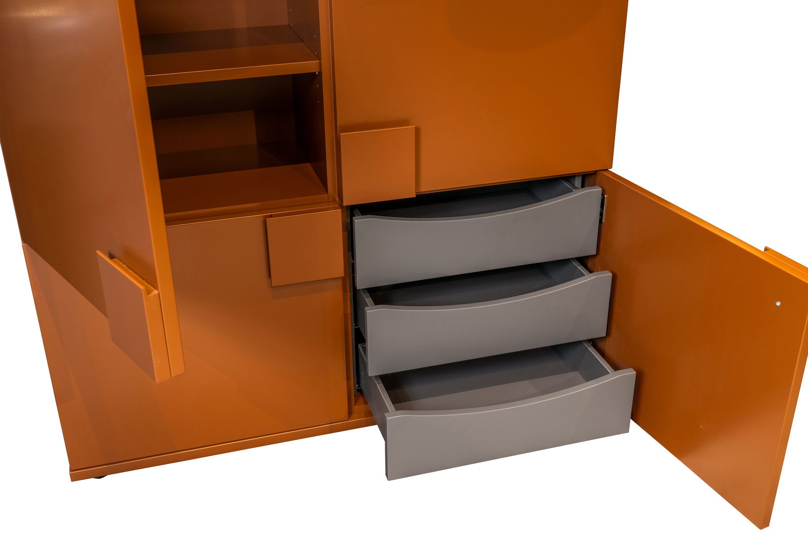 Orangefarbenes Highboard mit offenen Schubladen und Türen, seitliche Perspektive