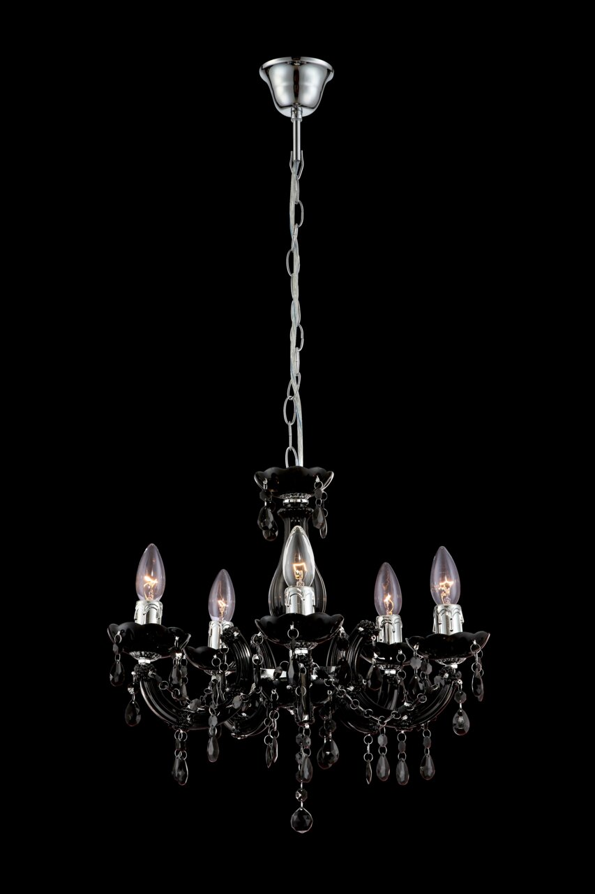 Eleganter schwarzer Kronleuchter mit fünf Kerzenlampen und dekorativen Kristallen, von unten betrachtet.