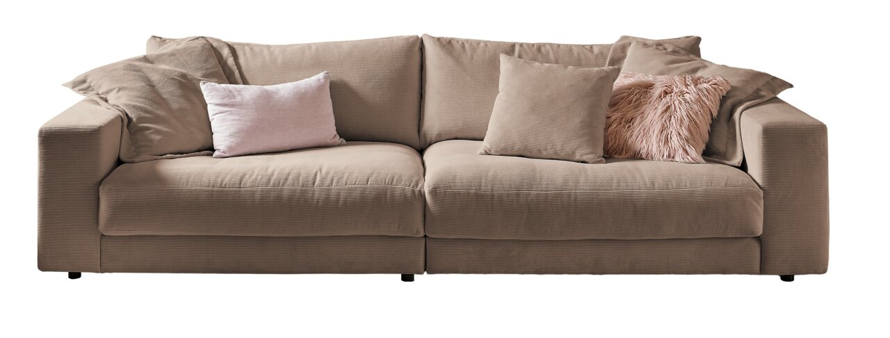 Großes, beiges Sofa mit mehreren Kissen, Frontalansicht