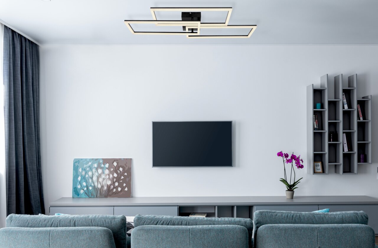 Moderne Deckenleuchte in geometrischem Design, von unten betrachtet in einem stilvollen Wohnzimmer.