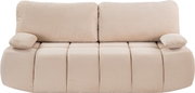 Beiges Schlafsofa, 2-Sitzer, Vorderansicht, mit weichen Kissen und Armlehnen.