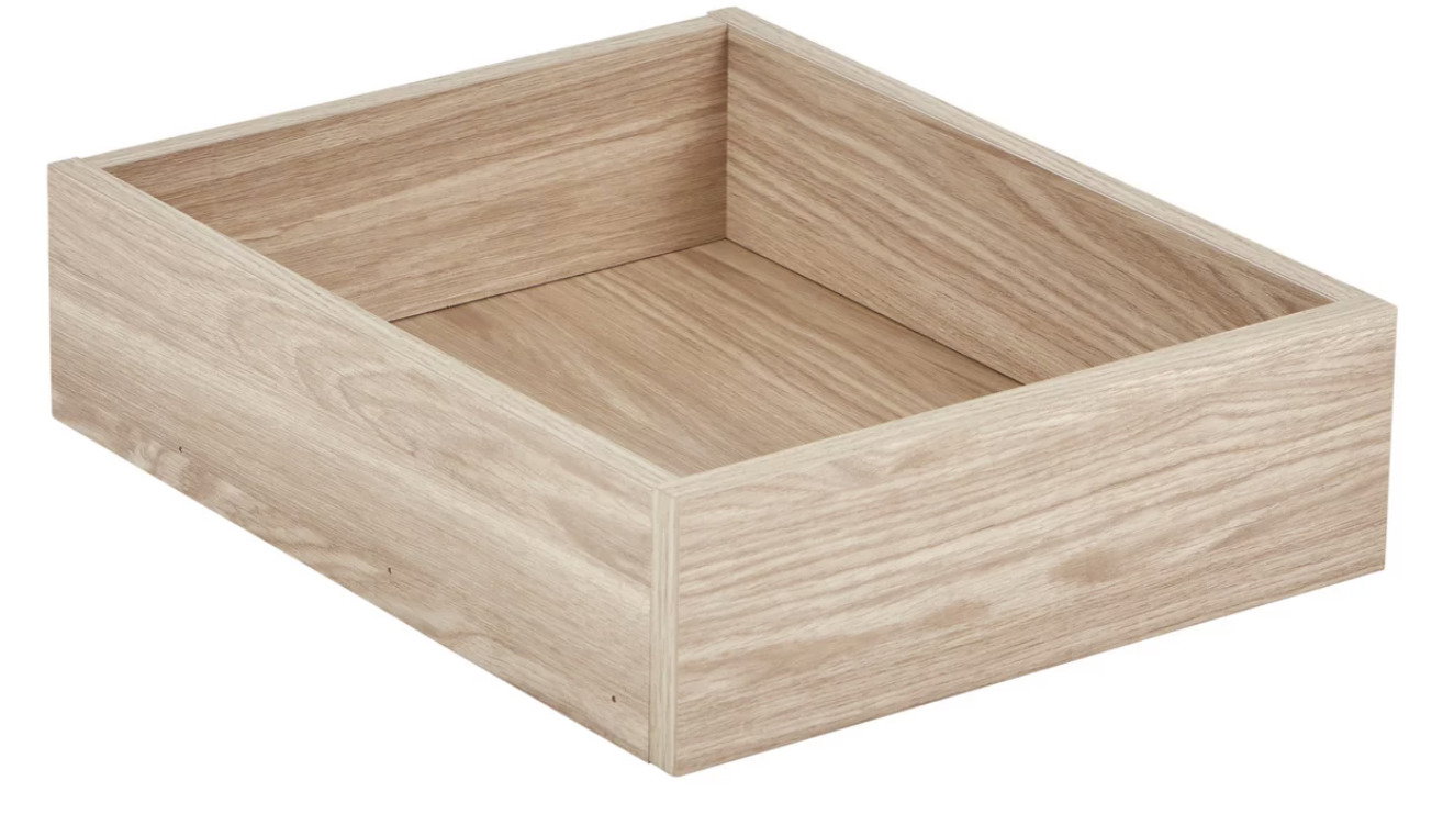 Quadratische Schublade aus Eiche in einer schrägen Perspektive