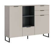Modernes Sideboard in Beige mit schwarzen Griffen und Metallfüßen, links und rechts mit Türen, rechts zusätzlich mit zwei Schubladen, mittig offenes Fach mit Einlegeboden und unterer Klappe; Ansicht schräg von vorne.