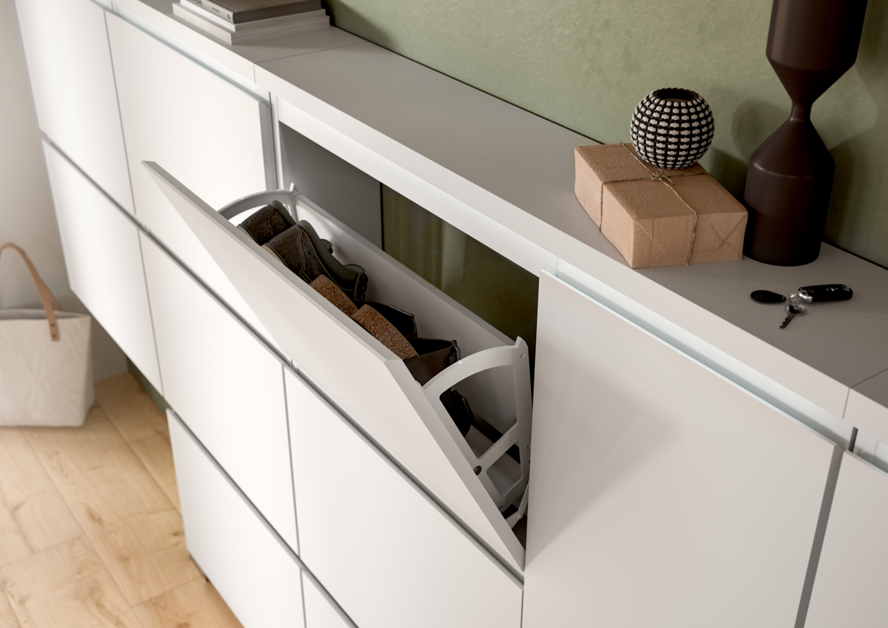 Moderner weißer Schuhschrank mit aufklappbarer Tür, gefüllt mit Schuhen, aus der Vogelperspektive fotografiert.