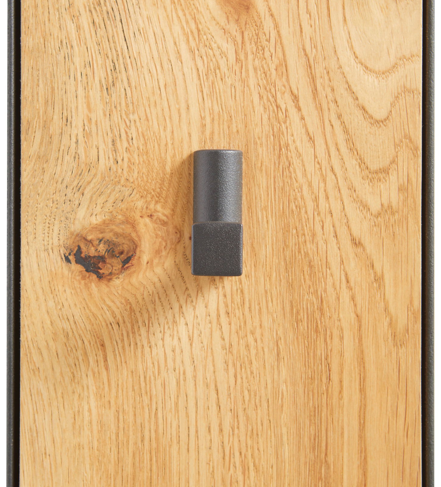 Nahaufnahme eines Garderobenpaneels aus Holz mit einem modernen, grauen Haken.