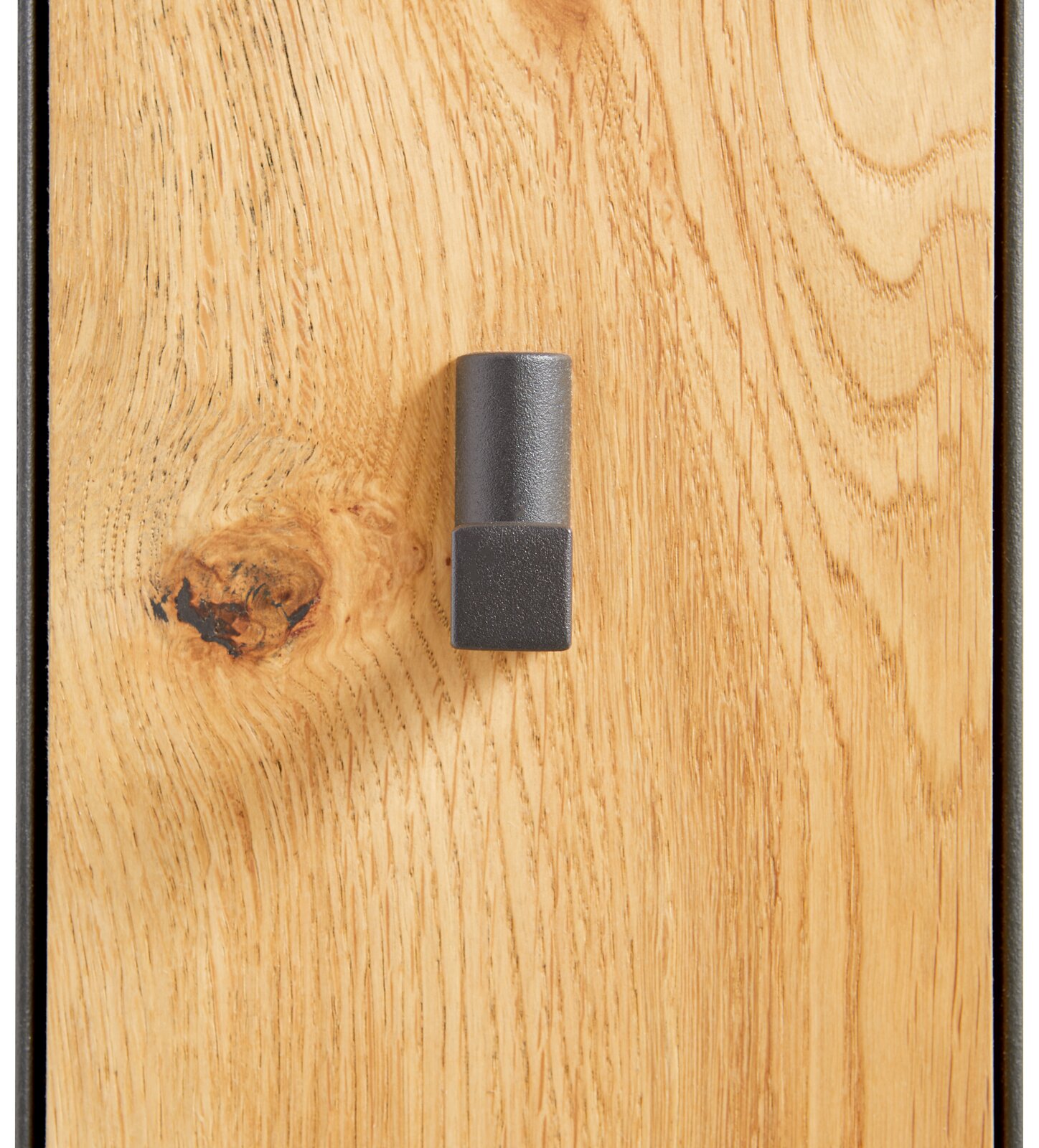 Nahaufnahme eines Garderobenpaneels aus Holz mit einem modernen, grauen Haken.