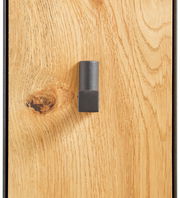 Nahaufnahme eines Garderobenpaneels aus Holz mit einem modernen, grauen Haken.