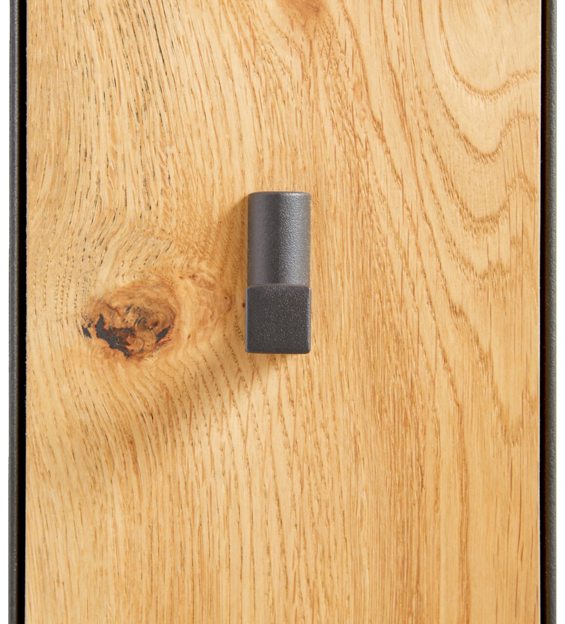Nahaufnahme eines Garderobenpaneels aus Holz mit einem modernen, grauen Haken.