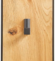 Nahaufnahme eines Garderobenpaneels aus Holz mit einem modernen, grauen Haken.