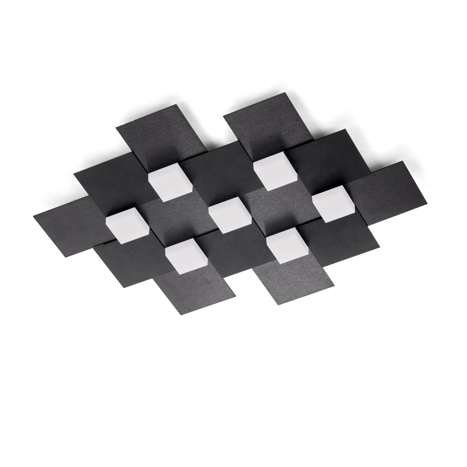 Moderne geometrische Deckenleuchte aus überlappenden schwarzen Metallquadraten mit sieben weißen würfelförmigen Leuchtelementen, aus schräger Untersicht vor weißem Hintergrund gezeigt.