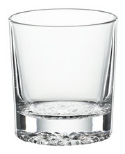 Nahaufnahme eines klaren Whiskybechers mit dickem Boden, frontal betrachtet.
