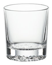 Nahaufnahme eines klaren Whiskybechers mit dickem Boden, frontal betrachtet.