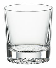 Nahaufnahme eines klaren Whiskybechers mit dickem Boden, frontal betrachtet.