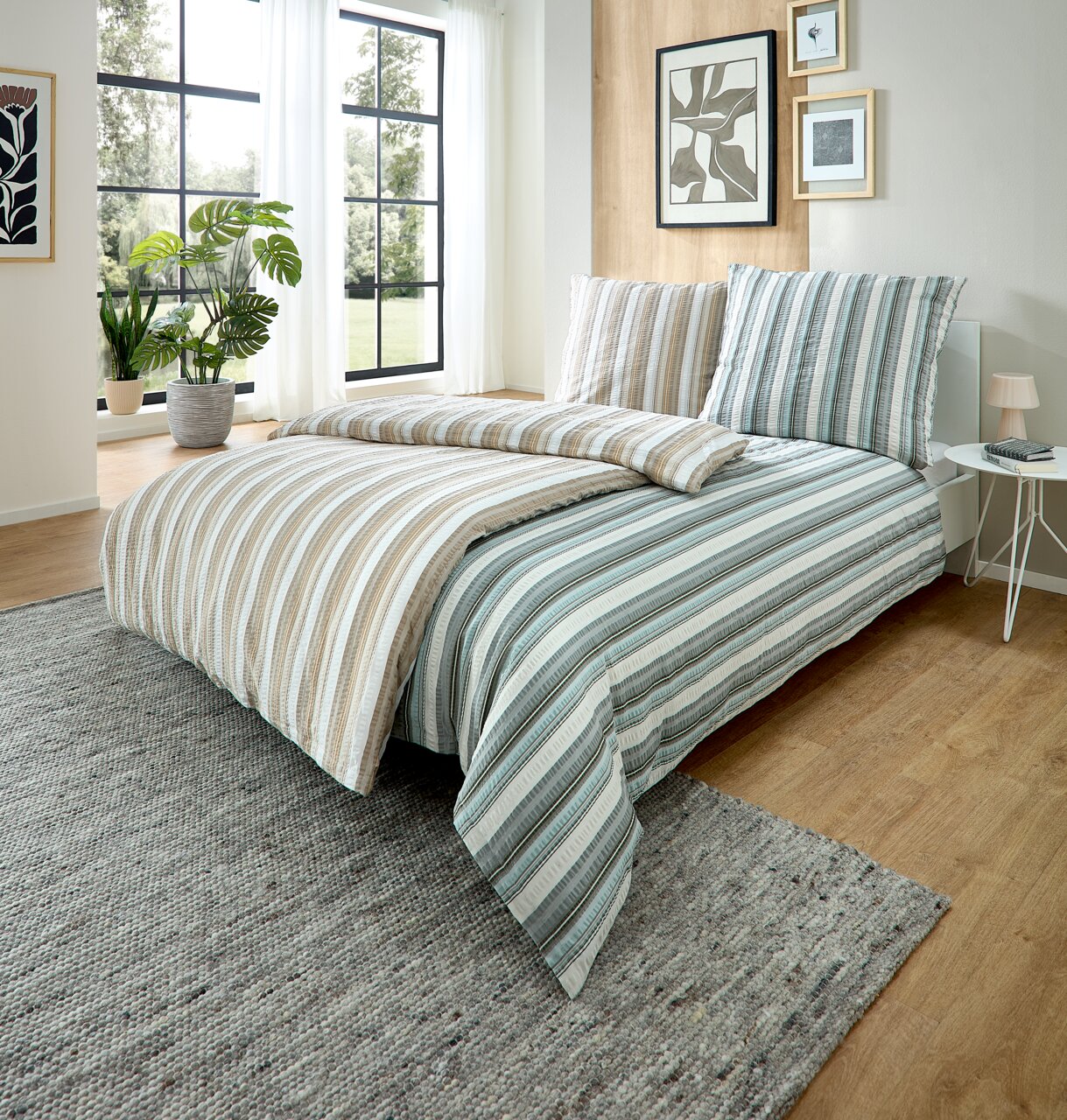 LinneweberSeersucker Bettwäsche 135/200cm COIMBRA Gestreifte Bettwäsche in Beige und Mintgrün auf einem modern eingerichteten Bett im hellen Schlafzimmer, Perspektive: schräg von vorne leicht erhöht.
