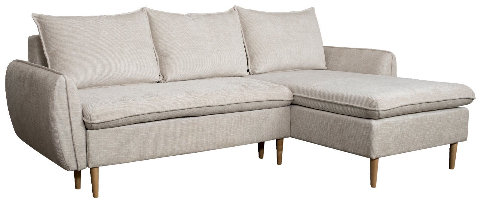 Beige Ecksofa mit drei Rückenkissen und Holzfüßen, Perspektive von vorne rechts