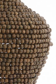 Nahaufnahme der Hängeleuchte KALENGA von Light&Living, bestehend aus vielen kleinen, braunen Perlen, die eine strukturierte Oberfläche bilden. Perspektive von der Seite.