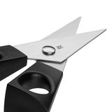 Nahaufnahme einer schwarzen Kräuterschere mit 13 cm langen Klingen aus Edelstahl, perspektivisch von oben fotografiert.