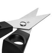 Nahaufnahme einer schwarzen Kräuterschere mit 13 cm langen Klingen aus Edelstahl, perspektivisch von oben fotografiert.